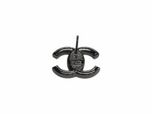 Load image into Gallery viewer, 極美品 CHANEL シャネル ココマーク ピアス 重量約2.5g 07A刻印 レジン メタル シルバー ブラック ラメ 片耳用 中古 4b003210