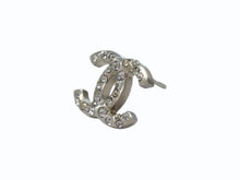 Load image into Gallery viewer, CHANEL シャネル ココマーク ピアス 重量約1.3g B11P刻印 ラインストーン メタル シルバー クリア 両耳用 美品 中古 4b003219