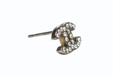 Load image into Gallery viewer, CHANEL シャネル ピアス ココマーク 10V刻印 メタル ラインストーン シルバー 重量約1.5g 両耳用 美品 中古 4b003220