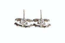 Load image into Gallery viewer, 極美品 CHANEL シャネル ココマーク ピアス 重量約3.2g A17K刻印 シルバー マルチカラー ラインストーン メタル 両耳用 中古 4b003226