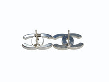 Load image into Gallery viewer, 極美品 CHANEL シャネル ココマーク ロゴ ピアス 両耳 アクセサリー 4g 98P刻印 メタル シルバー 中古 4b003223