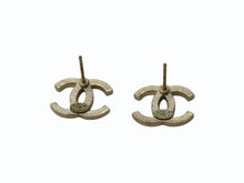 Load image into Gallery viewer, CHANEL シャネル ココマーク ピアス 重量約2.8g A15V刻印 ラインストーン メタル GP ゴールド クリア 両耳用 美品 中古 4b003224