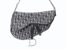 Load image into Gallery viewer, 極美品 Christian Dior クリスチャンディオール トロッター サドルバッグ ブラック ガリアーノ期 シルバー金具 ブラック ワンショルダー ロゴ 中古 4b003266