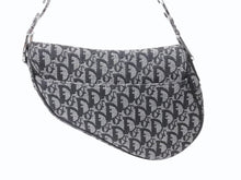 Load image into Gallery viewer, 極美品 Christian Dior クリスチャンディオール トロッター サドルバッグ ブラック ガリアーノ期 シルバー金具 ブラック ワンショルダー ロゴ 中古 4b003266