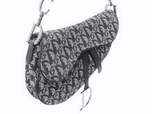 Load image into Gallery viewer, 極美品 Christian Dior クリスチャンディオール トロッター サドルバッグ ブラック ガリアーノ期 シルバー金具 ブラック ワンショルダー ロゴ 中古 4b003266