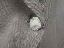 Load image into Gallery viewer, 新品未使用 HERMES エルメス テーラードジャケット ダブル 4E0230DE サイズ34 セリエボタン ウール グレージュ 中古 4b003286
