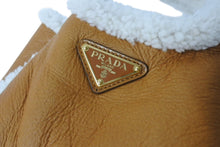 Load image into Gallery viewer, 新品未使用 PRADA プラダ シアリング ミニハンドバッグ ムートン コニャック ナチュラル 1BA349 中古 4b003300