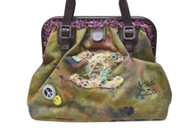 Load image into Gallery viewer, 極美品 CHANEL シャネル エンブロイダリー グラフィティ がま口 ハンドバッグ カーキ A92791 アンティークシルバー金具 中古 4b003342