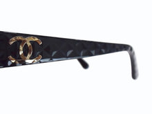 Load image into Gallery viewer, CHANEL シャネル キルティング ココマーク サングラス ブラック プラスチック 56☐17 5188 アイウェア 小物 ロゴ オーバル 美品 中古 4b003362