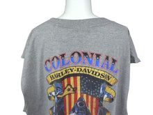 Load image into Gallery viewer, HARLEY DAVIDSON ハーレーダビッドソン ノースリーブTシャツ COLONIAL グレー ブラウン レッド イエロー サイズ2XL 美品 中古 4b003370