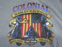 Load image into Gallery viewer, HARLEY DAVIDSON ハーレーダビッドソン ノースリーブTシャツ COLONIAL グレー ブラウン レッド イエロー サイズ2XL 美品 中古 4b003370