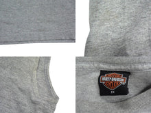 Load image into Gallery viewer, HARLEY DAVIDSON ハーレーダビッドソン ノースリーブTシャツ COLONIAL グレー ブラウン レッド イエロー サイズ2XL 美品 中古 4b003370