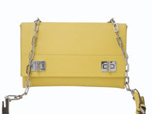 Load image into Gallery viewer, PRADA プラダ チェーンショルダーバッグ サフィアーノレザー ターンロック イエロー ロゴ金具 シルバー金具 美品 中古 4b003420