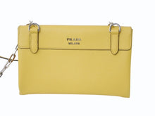 Load image into Gallery viewer, PRADA プラダ チェーンショルダーバッグ サフィアーノレザー ターンロック イエロー ロゴ金具 シルバー金具 美品 中古 4b003420