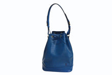 Load image into Gallery viewer, LOUIS VUITTON ルイヴィトン エピ ノエ ワンショルダーバッグ M44005 エピレザー ブルー ゴールド金具 美品 中古 4b003441