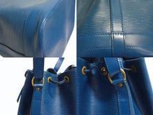 Load image into Gallery viewer, LOUIS VUITTON ルイヴィトン エピ ノエ ワンショルダーバッグ M44005 エピレザー ブルー ゴールド金具 美品 中古 4b003441