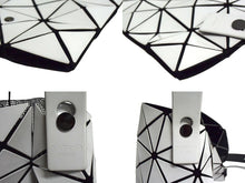 Load image into Gallery viewer, BAOBAO ISSEY MIYAKE バオバオイッセイミヤケ ロックマットトートバッグ BB55-AG053 ポリエステル PVC ホワイト 美品 中古 4b003447