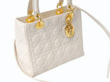 Load image into Gallery viewer, Christian Dior クリスチャンディオール レディ ディオール 2WAY ショルダーバッグ ミディアム カナージュ ラムスキン ライトベージュ M0565ONGE 美品 中古 4b003463