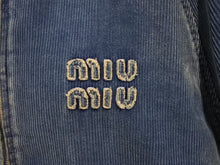 Load image into Gallery viewer, 新品未使用 MIUMIU ミュウミュウ ウォッシュドコーデュロイ ブルゾンジャケット ML1152 サイズ38 ロゴパッチ ブルー 中古 4b003491