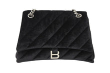 Load image into Gallery viewer, 極美品 BALENCIAGA バレンシアガ クラッシュ チェーン ショルダーバッグ ミディアム ブラック ベロア 716393 シルバー金具 ロゴ 中古 4b003556