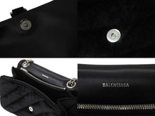 Load image into Gallery viewer, 極美品 BALENCIAGA バレンシアガ クラッシュ チェーン ショルダーバッグ ミディアム ブラック ベロア 716393 シルバー金具 ロゴ 中古 4b003556