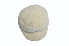 Load image into Gallery viewer, 極美品 CHANEL シャネル COCO NEIGE ココネージュ ハット キャップ 帽子 サイズM ココマーク パッチ フェイクファー アイボリー 中古 4b003559