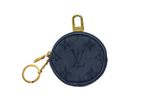 Load image into Gallery viewer, 極美品 LOUIS VUITTON ルイヴィトン モノグラム デニム ラウンドポーチ M68290 バックチャーム キーホルダー ネイビー ゴールド金具 中古 4b003585
