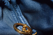 Load image into Gallery viewer, 極美品 LOUIS VUITTON ルイヴィトン モノグラム デニム ラウンドポーチ M68290 バックチャーム キーホルダー ネイビー ゴールド金具 中古 4b003585