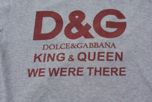 Load image into Gallery viewer, DOLCE&amp;GABBANA ドルチェアンドガッバーナ KING ＆ QUEEN ロゴ 半袖Ｔシャツ グレー レッド コットン G8HR8T サイズS 美品 中古 4b003642