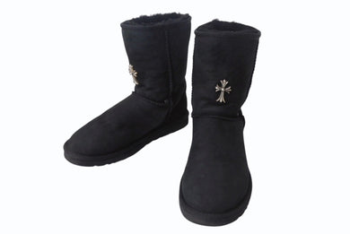 極美品 CHROME HEARTS クロムハーツ UGG アグ ムートン ブーツ CHクロス シープスキン シルバー925 ブラック サイズ26cm 中古 4b003715 