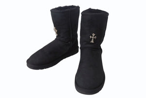 極美品 CHROME HEARTS クロムハーツ UGG アグ ムートン ブーツ CHクロス シープスキン シルバー925 ブラック サイズ26cm 中古 4b003715 