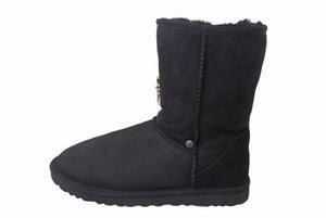 極美品 CHROME HEARTS クロムハーツ UGG アグ ムートン ブーツ CHクロス シープスキン シルバー925 ブラック サイズ26cm 中古 4b003715 