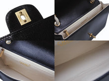 Load image into Gallery viewer, 極美品 CHANEL シャネル ワンショルダーバッグ 6番台 バイカラー パンチングレザー ホワイト ブラック ゴールド金具 中古 4b003786
