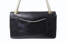 Load image into Gallery viewer, 極美品 CHANEL シャネル ワンショルダーバッグ 6番台 バイカラー パンチングレザー ホワイト ブラック ゴールド金具 中古 4b003786
