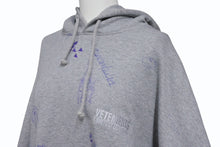 Load image into Gallery viewer, VETEMENTS ヴェトモン SCRIBBLED HOODIE ハンドペイントプリント オーバーサイズ プルオーバーパーカー グレー サイズXS UE54HD480G 美品 中古 4b003872