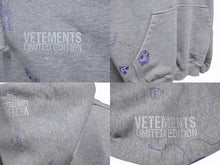 Load image into Gallery viewer, VETEMENTS ヴェトモン SCRIBBLED HOODIE ハンドペイントプリント オーバーサイズ プルオーバーパーカー グレー サイズXS UE54HD480G 美品 中古 4b003872