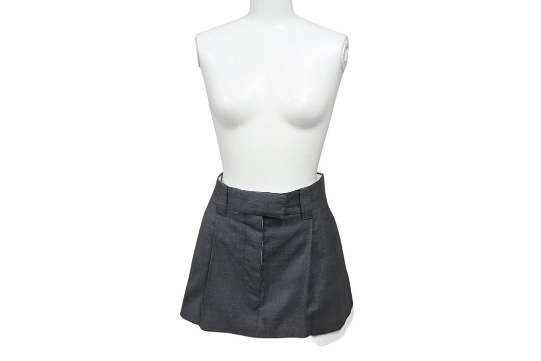 MIUMIU ミュウミュウ ミニスカート MG1801 サイズ40 ツータック アウトタック グレー ホワイト ロゴ刺繍 美品 中古 4b003891
