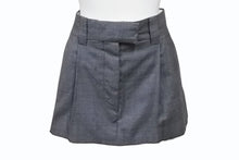 Load image into Gallery viewer, MIUMIU ミュウミュウ ミニスカート MG1801 サイズ40 ツータック アウトタック グレー ホワイト ロゴ刺繍 美品 中古 4b003891