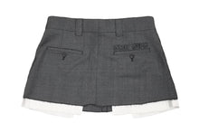 Load image into Gallery viewer, MIUMIU ミュウミュウ ミニスカート MG1801 サイズ40 ツータック アウトタック グレー ホワイト ロゴ刺繍 美品 中古 4b003891