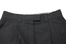 Load image into Gallery viewer, MIUMIU ミュウミュウ ミニスカート MG1801 サイズ40 ツータック アウトタック グレー ホワイト ロゴ刺繍 美品 中古 4b003891