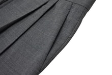 Load image into Gallery viewer, MIUMIU ミュウミュウ ミニスカート MG1801 サイズ40 ツータック アウトタック グレー ホワイト ロゴ刺繍 美品 中古 4b003891