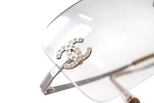 Load image into Gallery viewer, CHANEL シャネル リムレス ラインストーン ココマーク サングラス クリア シルバー プラスチック メタル ロゴ 62☐17 4017 シルバー金具 美品 中古 4b003947