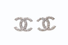 Load image into Gallery viewer, 極美品 CHANEL シャネル ピアス ココマーク 両耳 アクセサリー B11P刻印 2.4g メタル ラインストーン シルバー 中古 4b003958