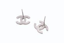 Load image into Gallery viewer, 極美品 CHANEL シャネル ピアス ココマーク 両耳 アクセサリー B11P刻印 2.4g メタル ラインストーン シルバー 中古 4b003958