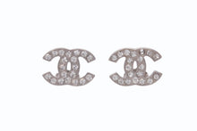 Load image into Gallery viewer, 極美品 CHANEL シャネル ピアス ココマーク 両耳 アクセサリー A14V刻印 1.3g メタル ラインストーン シルバー 中古 4b003946