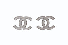 Load image into Gallery viewer, 極美品 CHANEL シャネル ピアス ココマーク 両耳 12C刻印 メタル 4.0g ホワイト シルバーグリッダー 中古 4b003959
