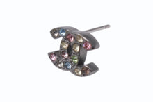 Load image into Gallery viewer, 極美品 CHANEL シャネル ピアス ココマーク ラインストーン 両耳 06A刻印 2.4g メタルブラック マルチカラー 中古 4b003985