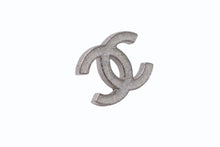 Load image into Gallery viewer, 極美品 CHANEL シャネル ピアス ココマーク 両耳 12C刻印 メタル 4.0g ホワイト シルバーグリッダー 中古 4b003959