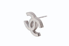 Load image into Gallery viewer, 極美品 CHANEL シャネル ピアス ココマーク 両耳 12C刻印 メタル 4.0g ホワイト シルバーグリッダー 中古 4b003959