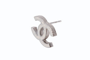 極美品 CHANEL シャネル ピアス ココマーク 両耳 12C刻印 メタル 4.0g ホワイト シルバーグリッダー 中古 4b003959